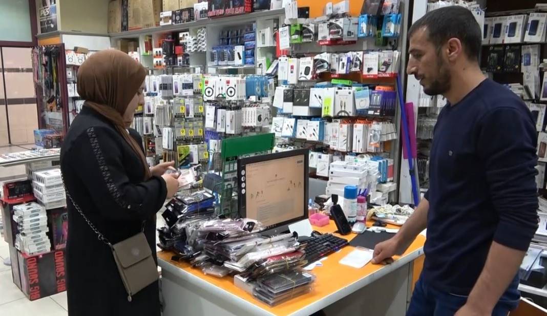 Cep telefonu kılıfıyla sakın bunu yapmayın! İnsan sağlığını tehdit ediyor, allı pullu renklere kanmayın 4